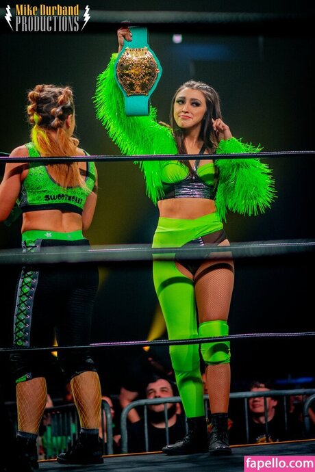 Wren Sinclair model perfect pics