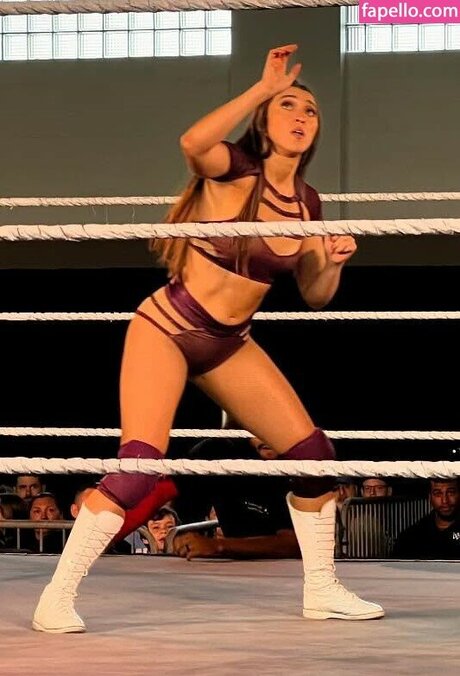 Wren Sinclair model free image