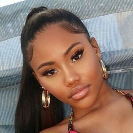 Supa Peach pretty model pic