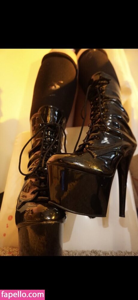 notpeebo nude model photos