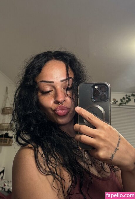 Kingandrea model nude photo