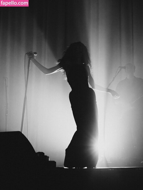 Olivia Dean model nude pictures