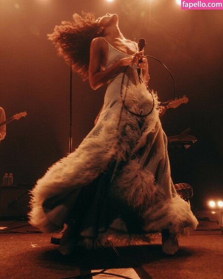 Olivia Dean nice actress images