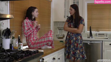 Sarah Gregory star free photos