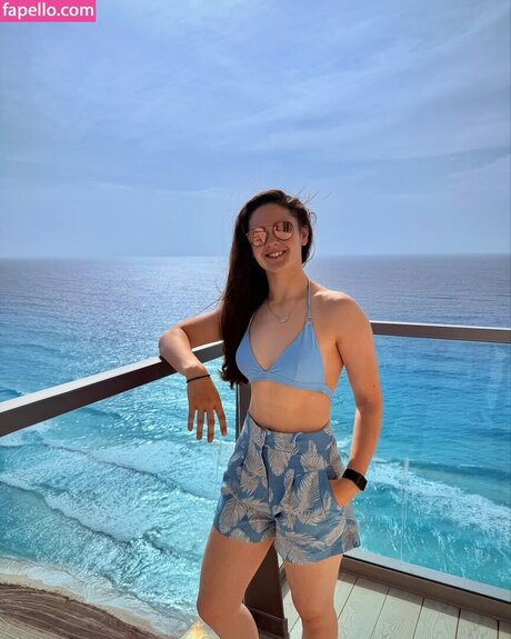 Abbi Pulling perfect star pictures