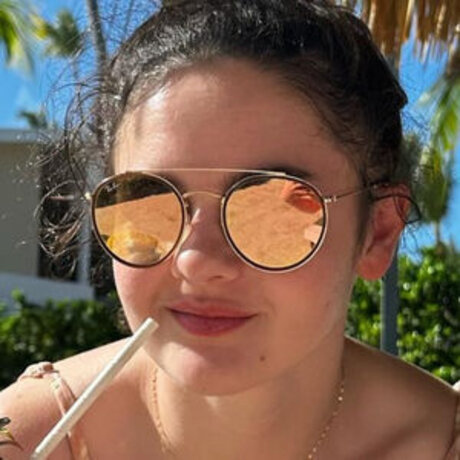 Abbi Pulling hot pornstar img