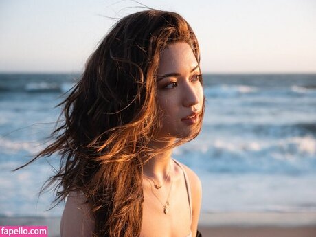 Reina Hardesty sexy star image