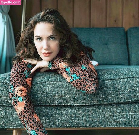 Kate Siegel sexy model img