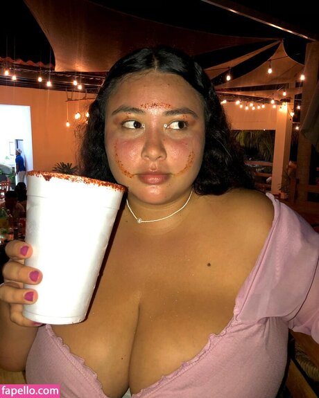 Carmen Ramos hot star image