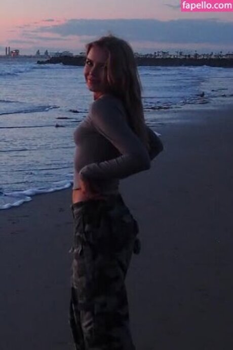 Mary Kate Willis star nudes pic