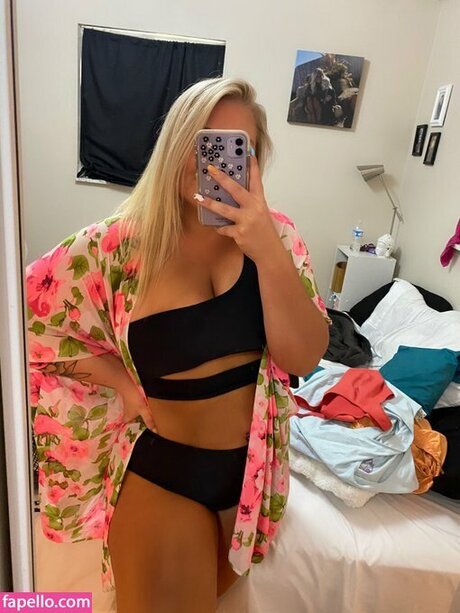 Themomkaylee pornstar nude photo