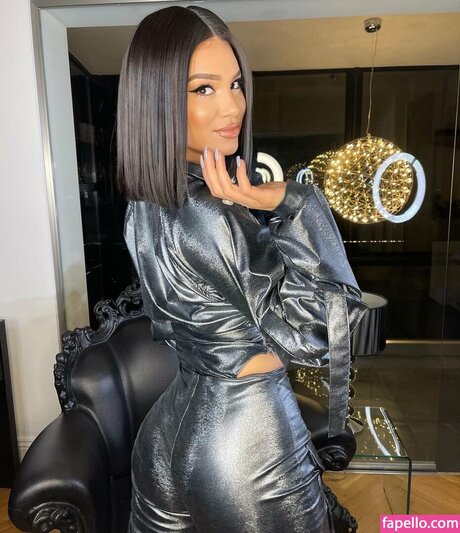 Dhurata Dora model top pic