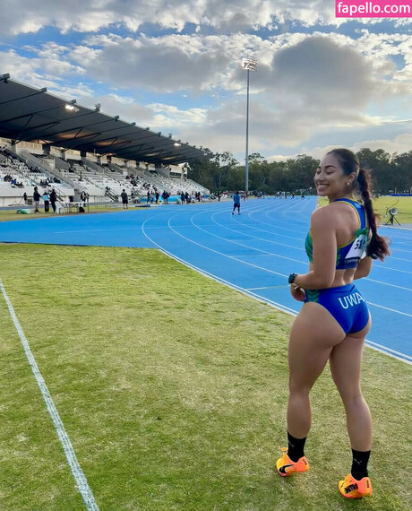 Sarah Schwarz model top pictures