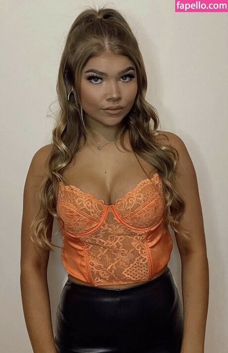 Tillybartram xxx model image