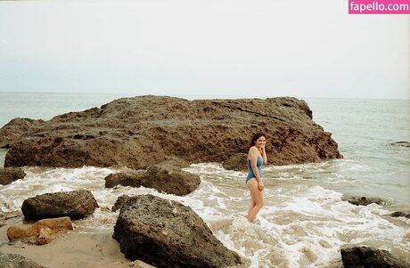 Blu Hunt nude actress photos