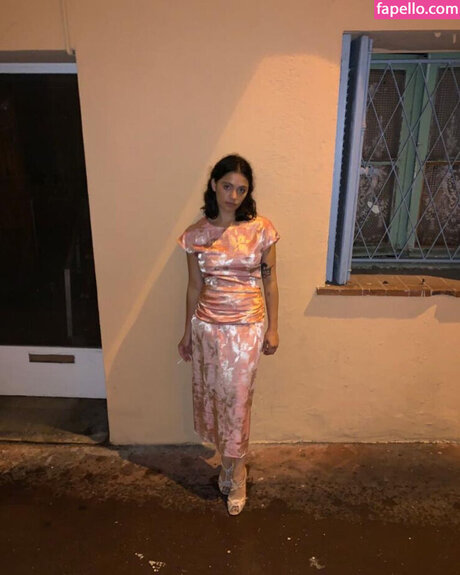 Blu Hunt nude model pic