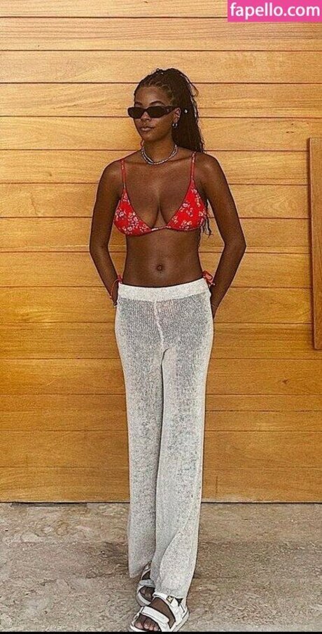 allieredmondd nude model photos