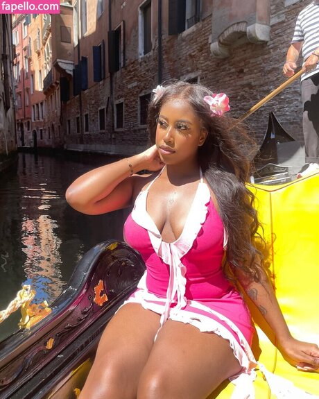 Yungnena naked star image