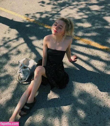 Taylor Hickson hot actress pics