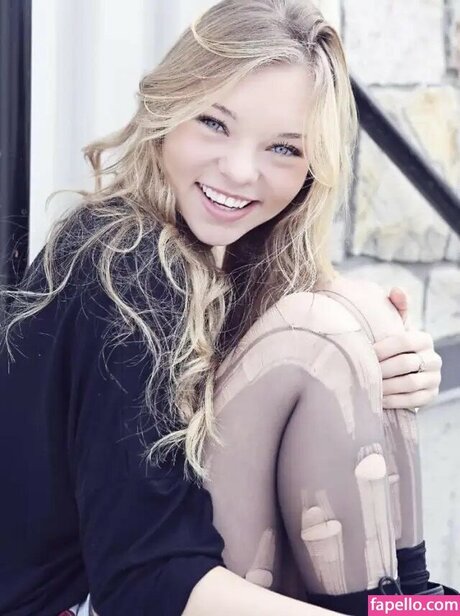 Taylor Hickson sexy actress gallery