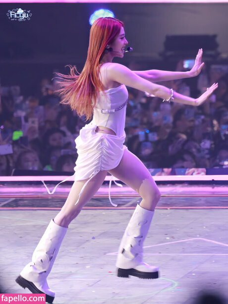 Huh Yunjin_ star adult pictures