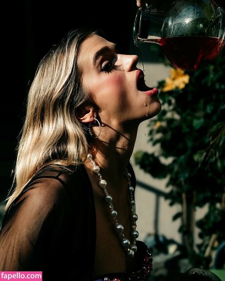 Sarah Hands art model picture