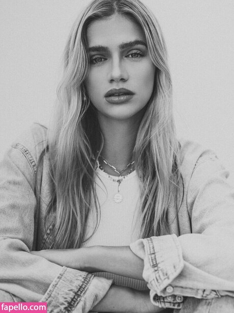 Sarah Hands hd pornstar picture