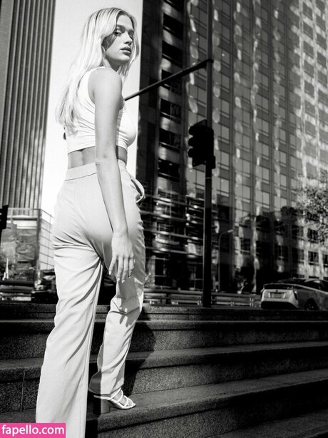 Sarah Hands model hot photos