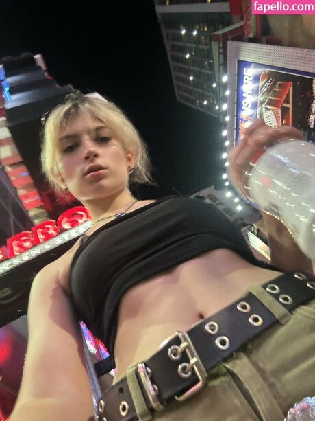 Squirtstain pornstar erotic pictures