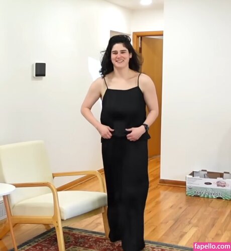 Elyse Myers model pretty image