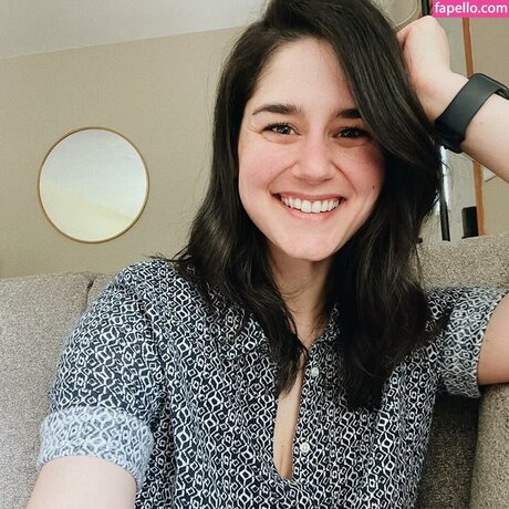 Elyse Myers nudes actress img