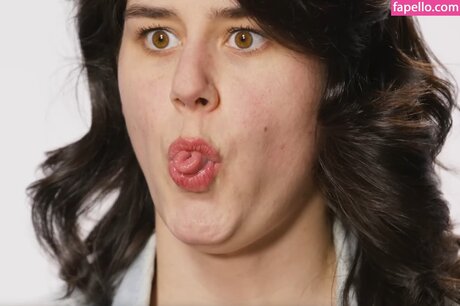 Elyse Myers hd actress pictures