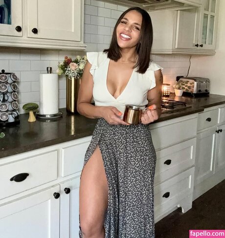 Amber Reacts free model gallery