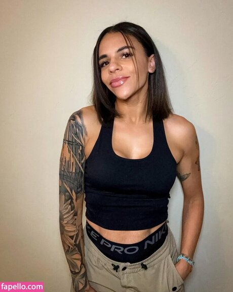 Amber Reacts sexy model photo