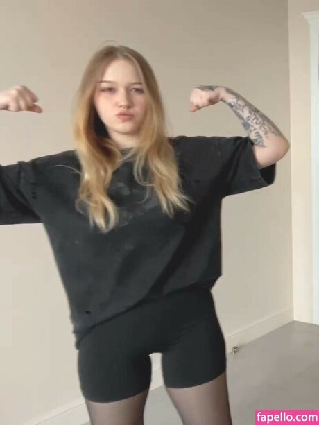 Morphe ya model sexy pic