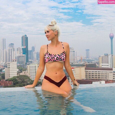 dabbleandtravel high quality model pic