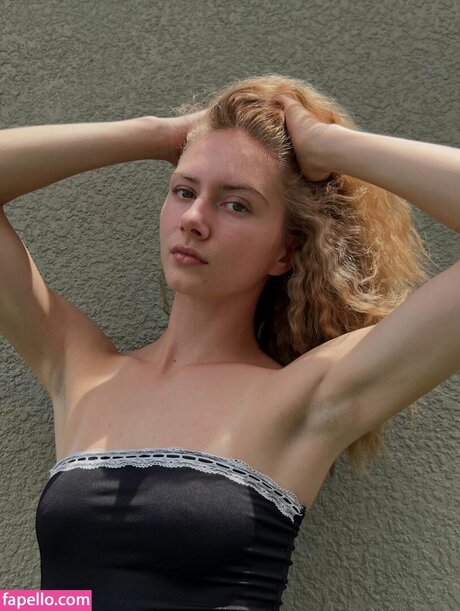 Keira Lhotan model erotic photos