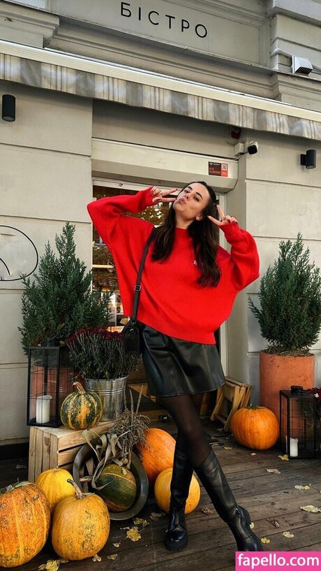 HeyHelen ASMR model erotic photos