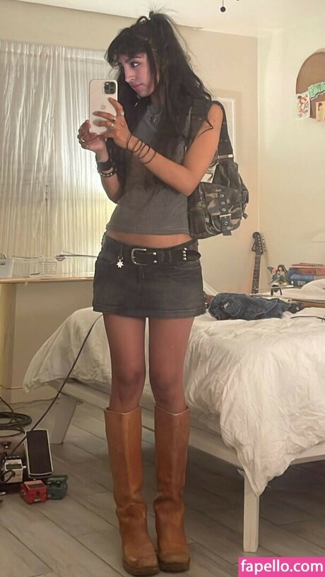 Aislinn Ritchie star erotic photo