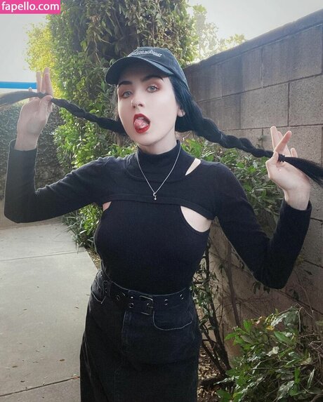 Amy Roberts model nudes pic