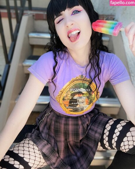 Amy Roberts art model img