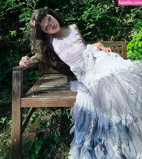 Jazmin Bean star art photos