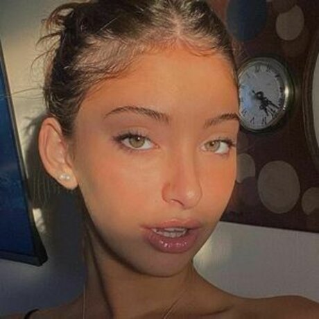 Manu Peralta pretty model image