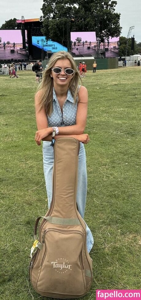 Zoe Clarke naked star galleries