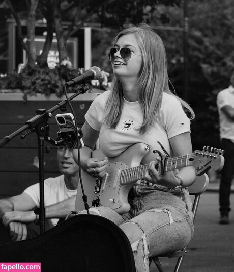 Zoe Clarke model nudes image