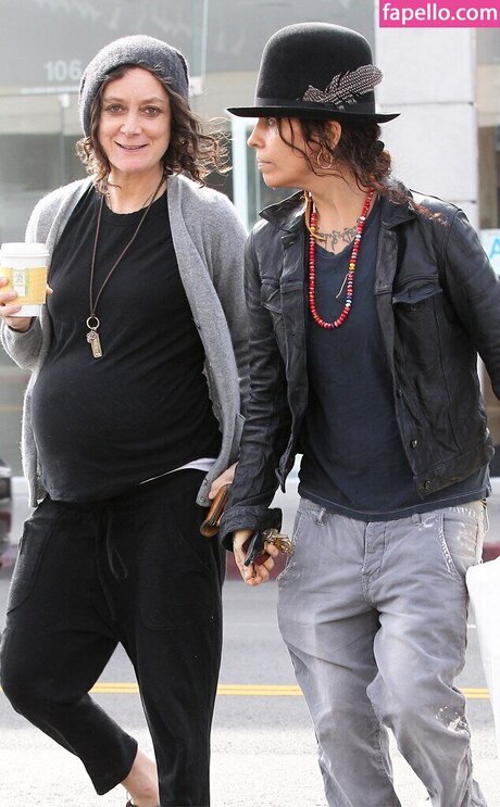 Sara Gilbert free star picture