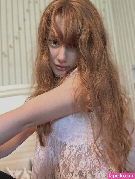 redbellax adult model pic