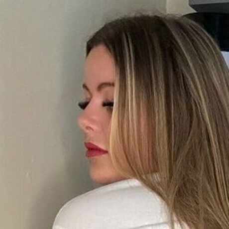 t anne221 model top photo