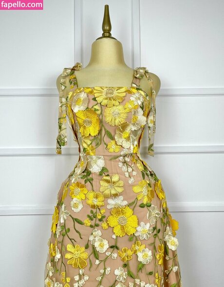 Amarilla model perfect photos