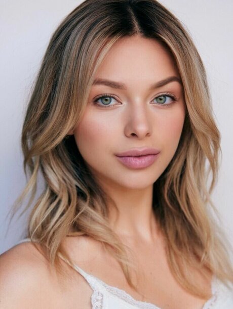 Bella Chadwick sexy model img